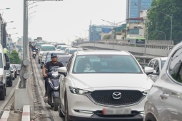 Tin tức trong ngày - Hàng loạt xe máy luồn lách, di chuyển lên vành đai 2 trên cao