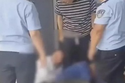 Phi thường - kỳ quặc - Vứt đôi giày phiên bản giới hạn của chủ, nhân viên vệ sinh treo cổ tự tử vì bị đòi đền bù số tiền khổng lồ