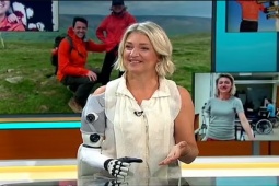 Công nghệ thông tin - Gặp "người mẹ AI" đầu tiên trên thế giới với cánh tay đọc được suy nghĩ