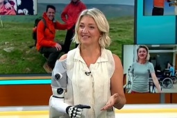 Gặp "người mẹ AI" đầu tiên trên thế giới với cánh tay đọc được suy nghĩ