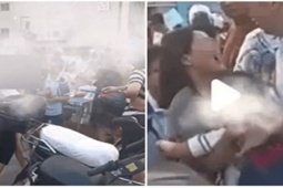 Bạn trẻ - Cuộc sống - Bố mẹ giành giật con ngay trước cổng trường, thái độ của đứa trẻ khiến ai nấy đều nghẹn lòng