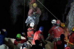Thế giới - Giải cứu thành công nhà thám hiểm mắc kẹt 1.000 m dưới lòng đất