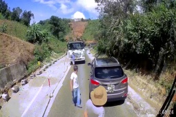 Ô tô - Clip: Hai ô tô dừng xe giữa đường "cãi nhau", xe tải mất lái đâm dải phân cách