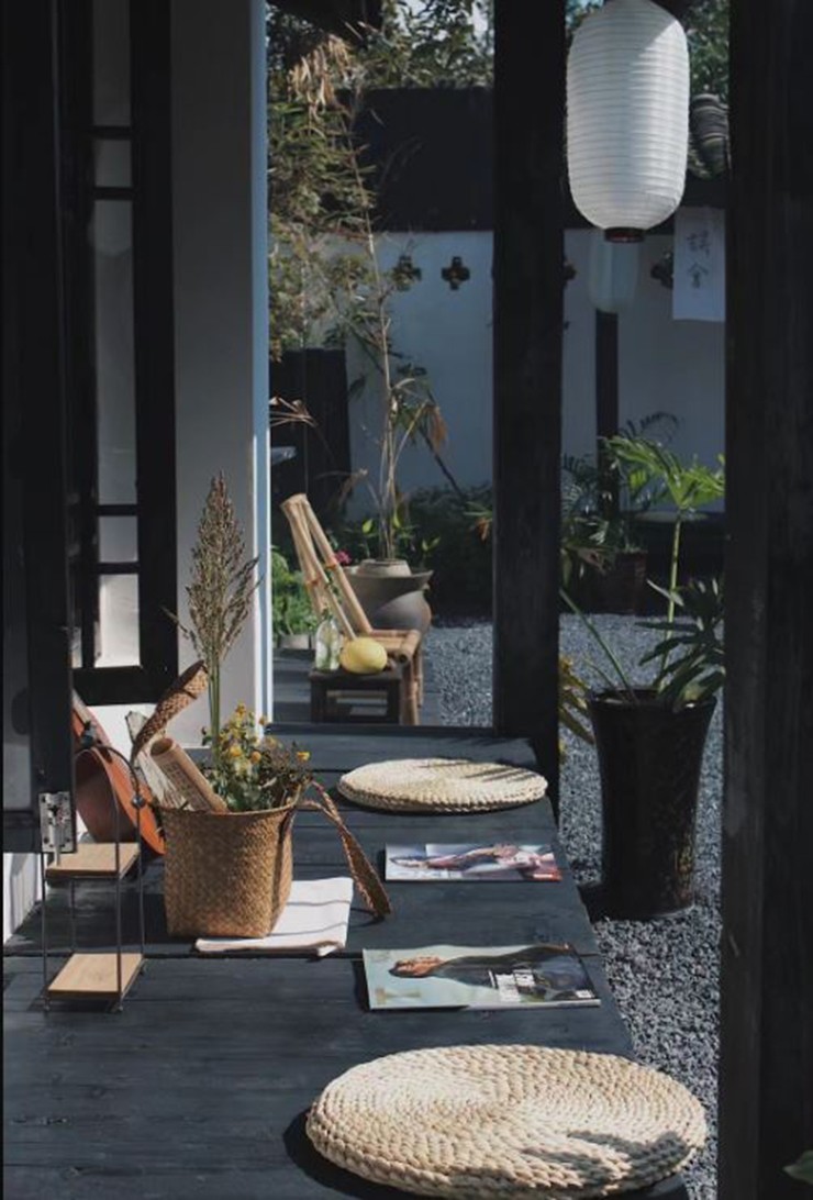 Không gian này là một phần của căn nhà cổ có diện tích lớn,&nbsp;nơi mẹ anh từng mở tiệm mạt chược. Vì được xây dựng vội vàng sau trận động đất năm 2008 nên căn nhà được bố trí sơ sài. Bị bỏ hoang nhiều năm nên nhà khá xập xệ.
