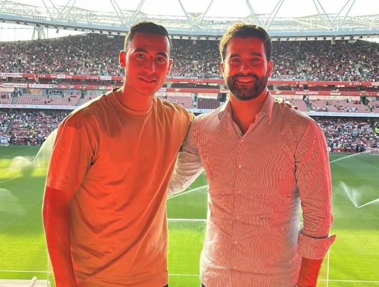 El Ghazi (bên trái) dự khán trận MU gặp Arsenal