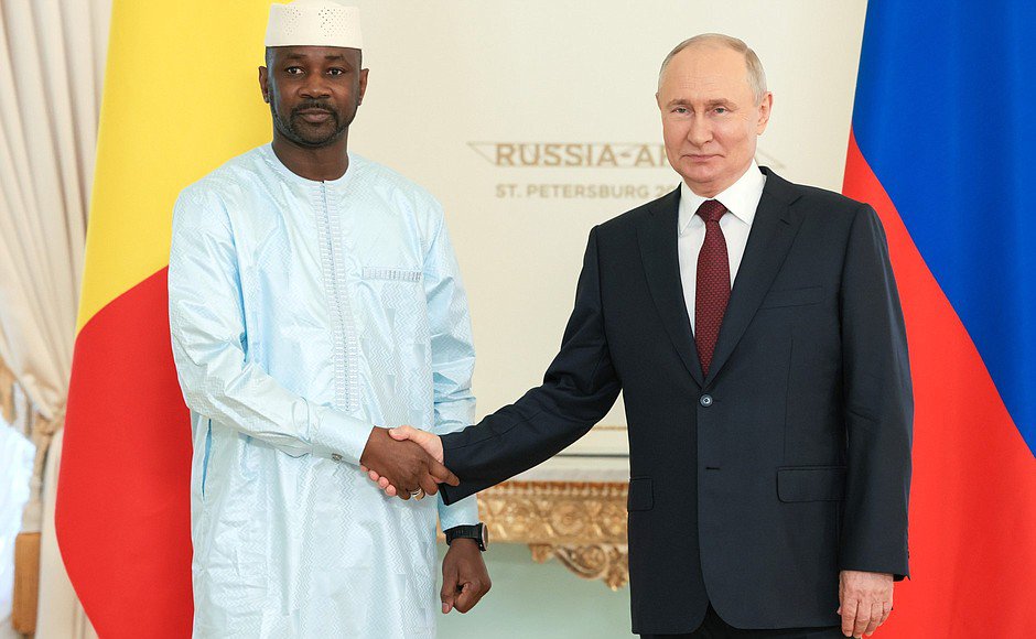 Ông Putin (phải) và ông Goita trong một cuộc gặp mặt trực tiếp tại thượng đỉnh Nga - châu Phi ở thành phố Saint Petersburg, Nga, ngày 29/7. Ảnh: Kremlin.ru
