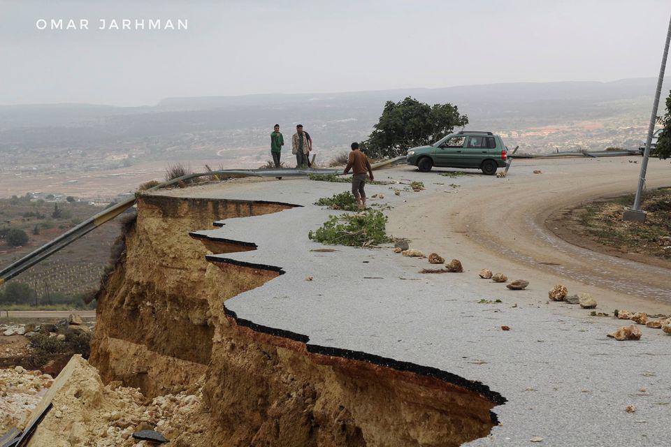 Một con đường bị sạt lở nghiêm trọng ở Libya ngày 11/9 do ảnh hưởng của bão Daniel. Ảnh: Reuters
