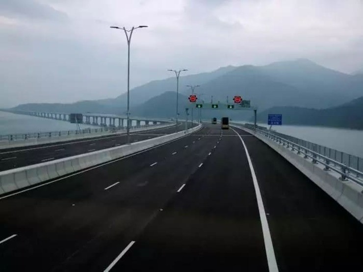 Cây cầu bao gồm một điểm sáp nhập làn được chỉ định, nơi ô tô có thể chuyển sang phía đường thích hợp.
