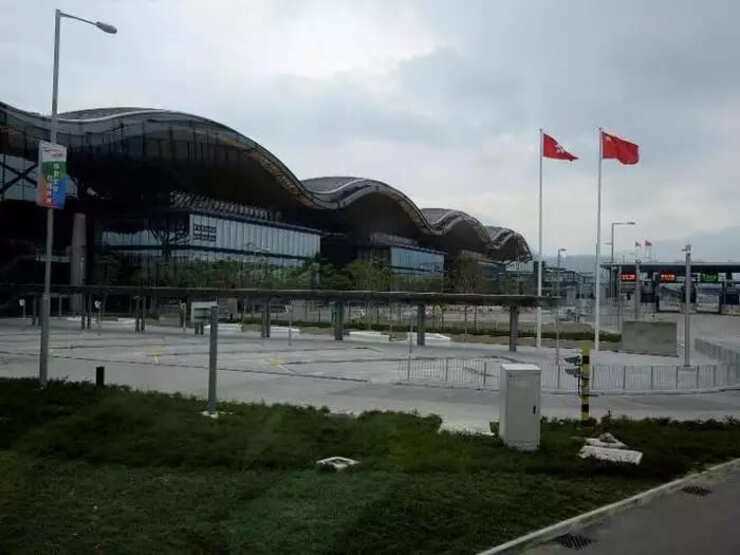 Chủ tịch Trung Quốc Tập Cận Bình đã đích thân tham dự lễ khánh thành chính thức cây cầu này.
