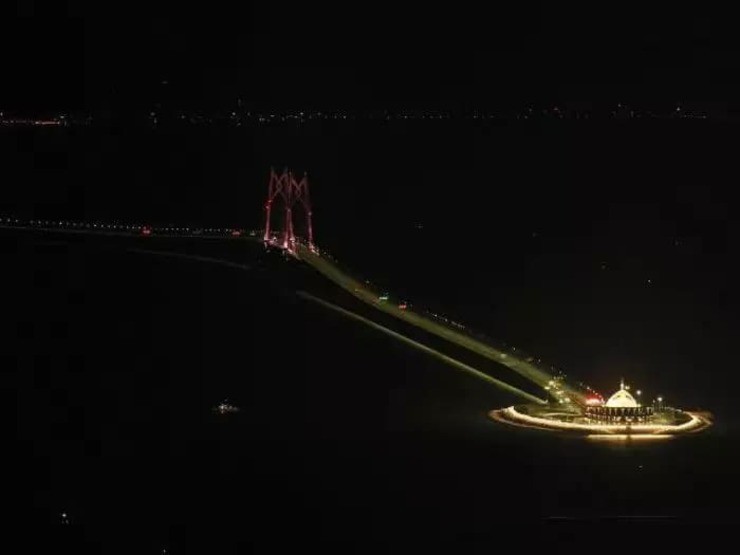 Một đường hầm dưới nước dài bốn dặm nối hai hòn đảo nhân tạo, giúp hỗ trợ cấu trúc của cây cầu siêu dài này.
