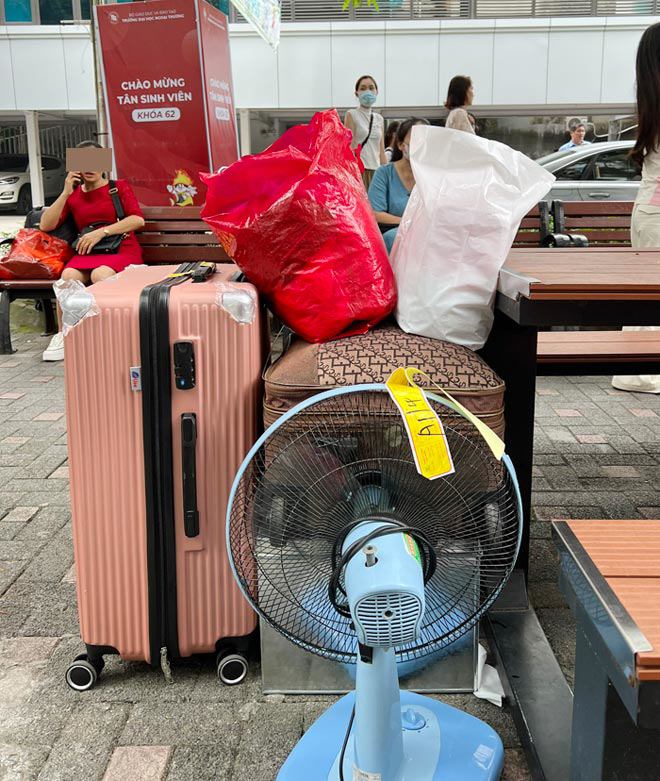 Nhiều sinh viên và phụ huynh mang đồ đạc lỉnh kỉnh đến trường