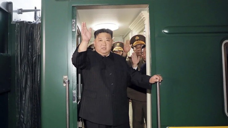 Nhà lãnh đạo Triều Tiên Kim Jong Un vẫy tay khi lên tàu để tới Nga.