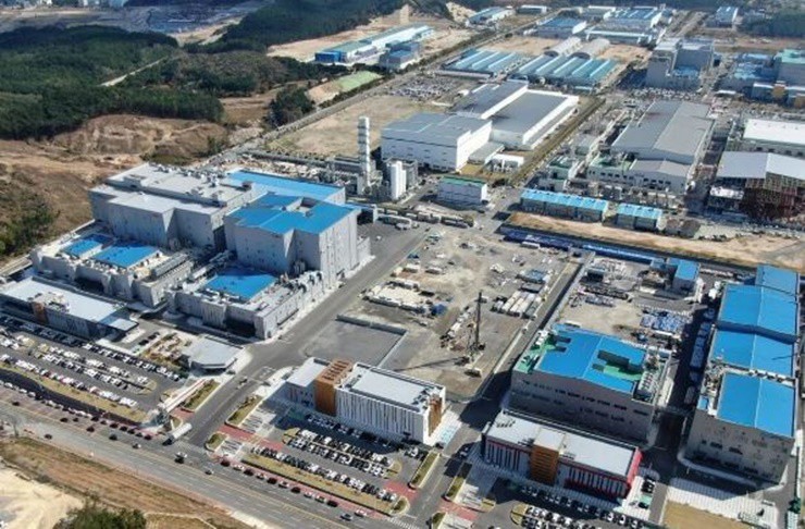 Ông Lee Dong-chae, Hàn Quốc là người sáng lập EcoPro - tập đoàn sản xuất vật liệu cho pin xe điện lớn ở nước này và trên thế giới.
