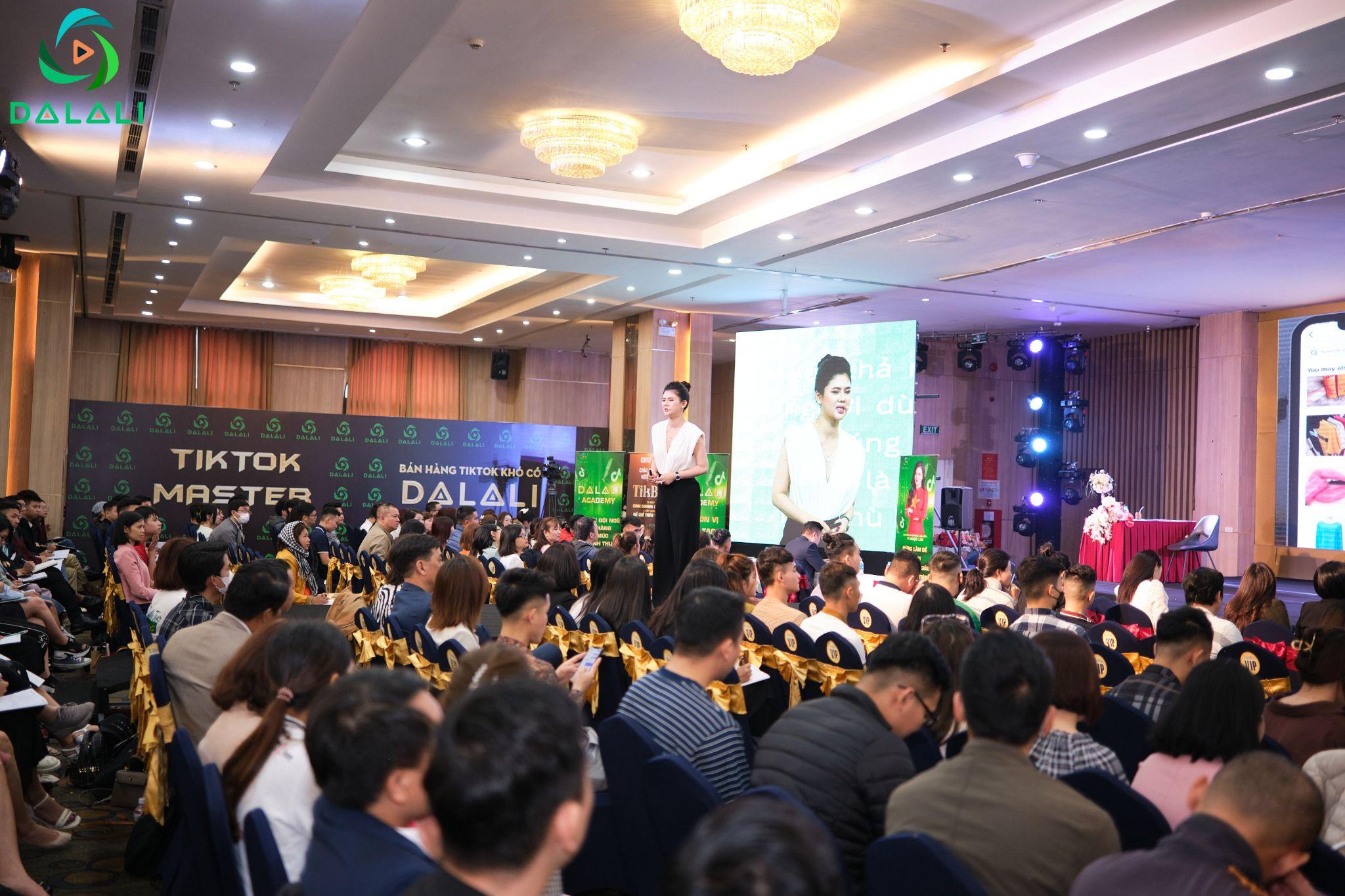 Dalali đã giúp đỡ nhiều người với công việc kinh doanh