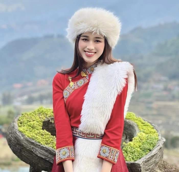 Người đẹp Việt từng bị chỉ trích khi mặc trang phục Mông Cổ trên sông Nho Quế.