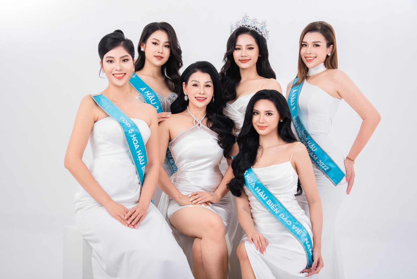 Top 5 hoa hậu Biển Đảo Việt Nam chung khung hình cùng Trưởng ban tổ chức – Bà Đàm Hương Thủy.