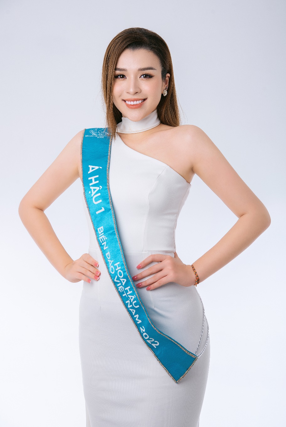 Sức hút của Á hậu 1 Hoàng Thùy Anh luôn đến từ nụ cười rạng rỡ và năng lượng trong mọi hoạt động. Nàng hậu tốt nghiệp Đại học Sư phạm – Khoa tâm lý học giáo dục và đang tập trung cho các dự án cộng đồng.