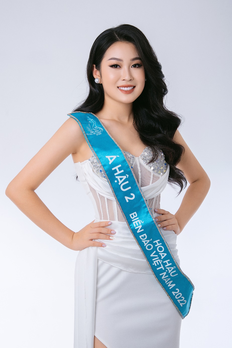 Á hậu 2 Nguyễn Thu Hằng luôn ghi điểm bởi nét đẹp thuần khiết, làn da trắng sứ. Hiện cô đang theo học năm 3 tại Đại học Kinh doanh và Công nghệ Hà Nội