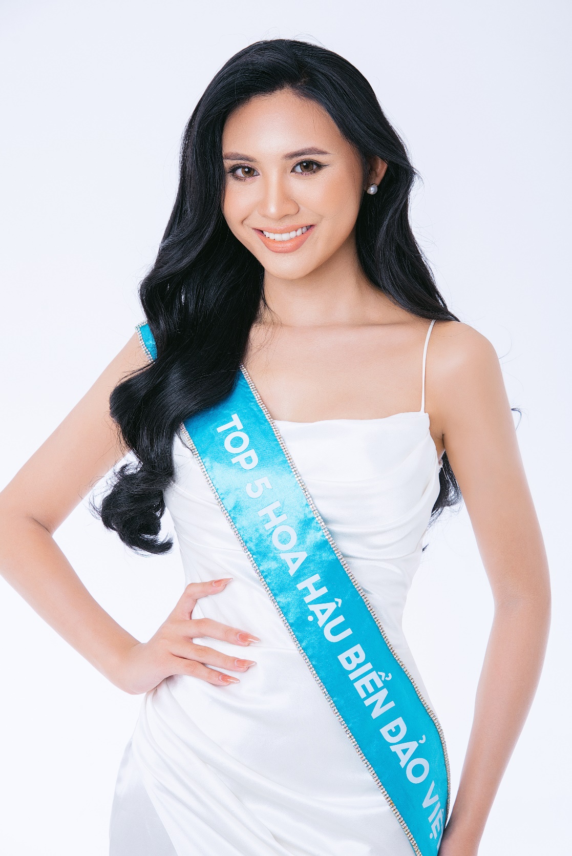 Top 5 Nguyễn Tường Vy sở hữu giọng nói truyền cảm và khả năng ứng biến trên sân khấu vô cùng linh hoạt. Người đẹp đang theo học tại Học viện ngân hàng, đồng thời theo đuổi lĩnh vực MC, truyền thông.