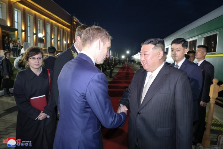 Lãnh đạo Triều Tiên Kim Jong-un bắt tay các quan chức Nga. Ảnh: KCNA