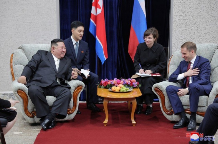 Lãnh đạo Triều Tiên Kim Jong-un và Bộ trưởng Tài nguyên và Môi trường Nga Alexander Kozlov (phải) trong cuộc hội đàm hôm 12-9. Ảnh: KCNA