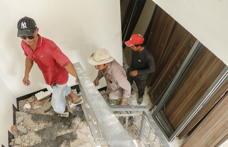 Khi chính quyền thực hiện việc cưỡng chế, một số chủ đầu tư khi chủ động thuê công nhân tháo dỡ để không làm hư hại phần tài sản bên trong. "Chúng tôi mong muốn giữ lại những nội thất như cửa, bàn ghế, công trình phụ để tận dụng sau này", ông Cao Văn Trung (ở TP Hà Nội, chủ đầu tư công trình ở lô B23) cho biết.