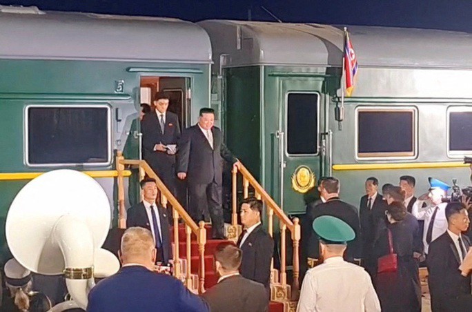 Ông Kim Jong-un được các quan chức Nga chào đón ở vùng Primorye ngày 12-9. Ảnh: Reuters/Bộ trưởng Bộ Tài nguyên - Môi trường Nga Alexander Kozlov
