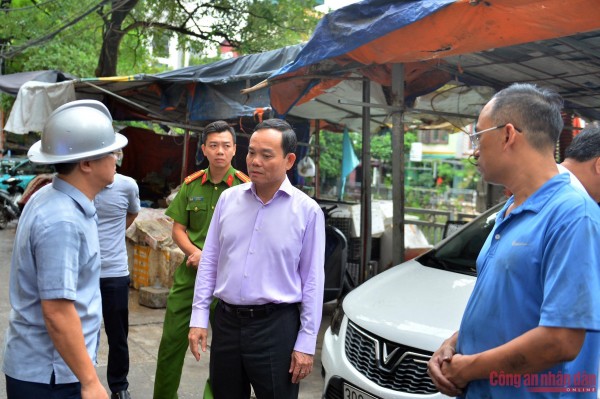 Khoảng 7h45 sáng cùng ngày, Phó Thủ tướng Trần Lưu Quang đã có mặt tại hiện trường nghe báo cáo nhanh công tác chữa cháy và cứu nạn cứu hộ của các đơn vị... Phó Thủ tướng chỉ đạo các cơ quan chức năng khẩn trương khắc phục hậu quả và thăm hỏi, động viên gia đình các nạn nhân.