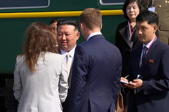 Chủ tịch Kim Jong-un bước xuống từ tàu hỏa. Ảnh: CNN