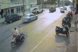 Video: Nhấn nhầm chân ga, nữ tài xế tông bay 6 chiếc xe máy