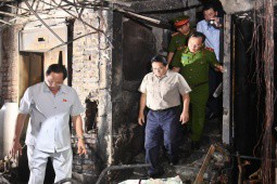 Thủ tướng thị sát hiện trường vụ cháy chung cư mini ở Khương Hạ