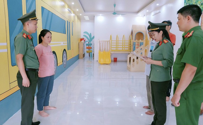 Cơ quan An ninh điều tra Công an tỉnh Thanh Hóa thì hành các lệnh khởi tố, bắt giam Lê Thị Hồng Vân. Ảnh Công an tỉnh Thanh Hóa