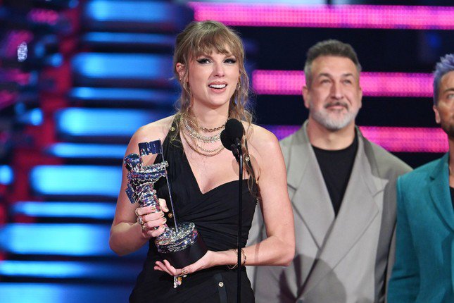 VMAs 2023: Taylor Swift làm nên lịch sử, BLACKPINK, JungKook bị công bố thắng giải trễ - 1