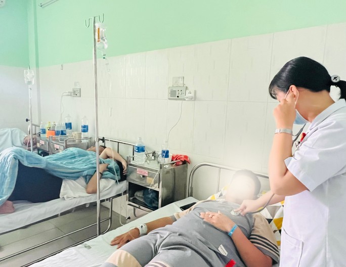 Bệnh nhân bị ngộ độc sau khi ăn bánh mì Phượng nằm điều trị tại Bệnh viện Da khoa Vĩnh Đức