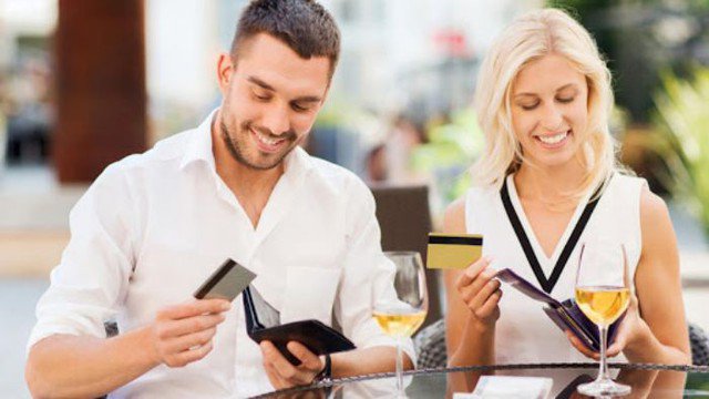Đàn ông thanh toán hóa đơn cho buổi hẹn hò đầu tiên là phép giao tiếp lịch sự tối thiểu. Ảnh minh hoạ