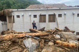Cảnh tan hoang sau trận lũ quét khiến nhiều người chết và mất tích ở Lào Cai