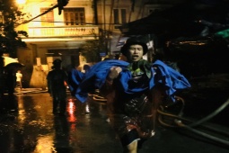 Tin tức trong ngày - Cháy lớn tại chung cư mini ở Hà Nội: "Cố lên, chạy đi, cháu vẫn còn thở"