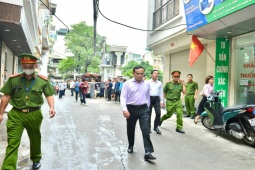 Tin tức trong ngày - Phó Thủ tướng Trần Lưu Quang trực tiếp đến hiện trường chỉ đạo khắc phục vụ cháy chung cư mini