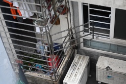 Tin tức trong ngày - Bố mẹ nhanh trí đặt con vào xô rồi chuyển từ tầng 7 xuống sân thượng nhà hàng xóm