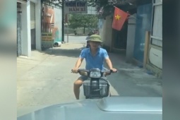 Xe máy - Xe đạp - Clip: Xe máy "thi gan" với ô tô khi tham gia giao thông