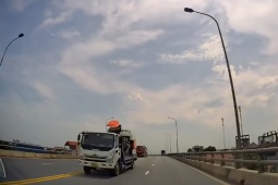 Xe máy - Xe đạp - Clip: Thót tim xe tải vượt ẩu lấn làn trên cao tốc