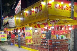 Thị trường - Tiêu dùng - Người bán bánh trung thu tung chiêu tặng quà độc lạ