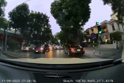 Phi thường - kỳ quặc - Nữ tài xế Mercedes-Benz có hành động lạ giữa phố Hà Nội khiến ai cũng lắc đầu