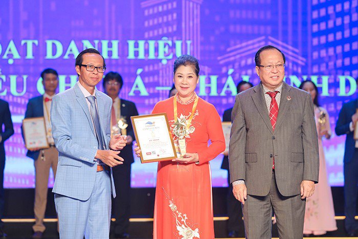 CEO Tạ Thị Thu Hằng nhận chứng nhận TOP 10 Doanh nhân Việt Nam hội nhập tiêu biểu năm 2022
