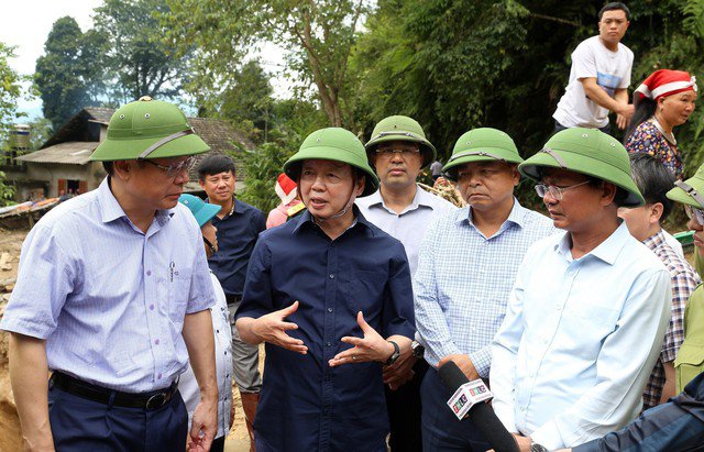 Phó Thủ tướng Trần Hồng Hà chỉ đạo công tác khắc phục hậu quả trận lũ ống ngay tại xã Liên Minh. Ảnh: VGP/Quốc Khánh