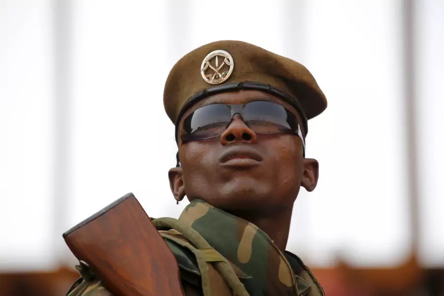 Một binh sĩ Niger đứng gác ở thủ đô Niamey. Ảnh: Reuters