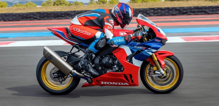 3.&nbsp;2024 Honda CBR1000RR-R có thiết kế cánh và đuôi rộng hơn thế hệ trước, tăng khả năng khí động học. Ngoài những trang bị tối tân, cỗ máy này có động cơ siêu mạnh, đạt công suất cực đại đến 186 mã lực.&nbsp;