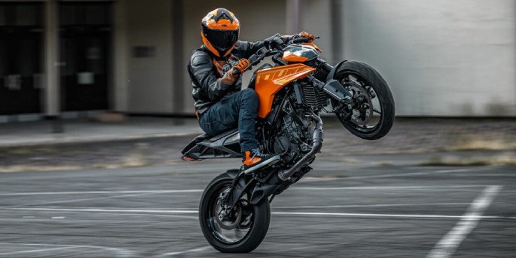 8.&nbsp;2024 KTM 250 Duke là mẫu mô tô mới cỡ nhỏ, có thiết kế đẹp theo phong cách xe chồm lỡ, bình xăng sắc nét, khung gầm trellis mới, các tấm ốp sắc cạnh và tối giản. Trên xe lại có nhiều trang bị hiện đại từ đồng hồ LCD, kết nối Bluetooth, ABS đôi kênh, bướm ga thông minh, và nhiều tính năng khác rất cuốn hút dân tập chơi.&nbsp;