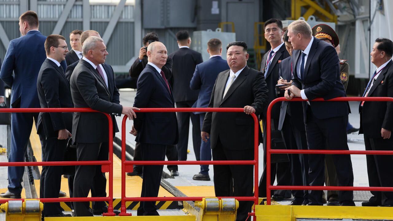 Ông Putin dẫn ông Kim Jong un đi tham quan&nbsp;trung tâm vũ trụ Vostochny.