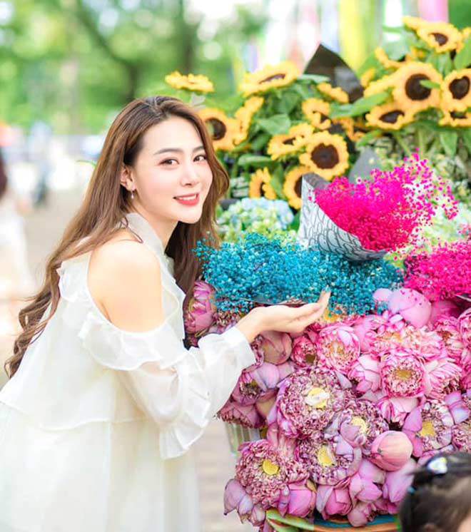 Trào lưu chụp ảnh bên xe hoa mùa thu Hà Nội thu hút nhiều bạn trẻ&nbsp;
